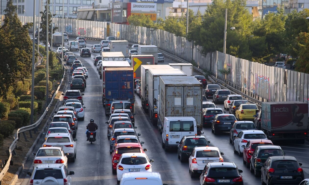 Κίνηση τώρα: Σύγκρουση νταλίκας με ΙΧ στον Κηφισό - «Ουρές» χιλιομέτρων στην άνοδο
