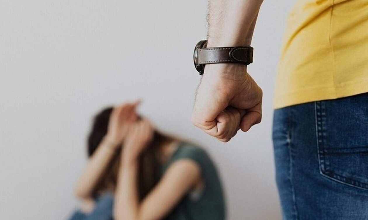Πάτρα: Αστυνομικοί έσπασαν την πόρτα για να σώσουν γυναίκα που ξυλοκοπήθηκε άγρια από τον σύζυγό της