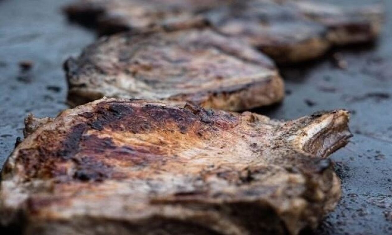 Ο Άκης Πετρετζίκης έφτιαξε vegan μπριζόλα