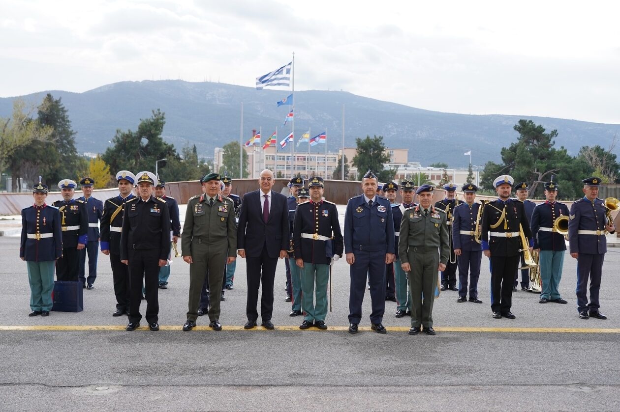 ΓΕΕΘΑ: Χριστουγεννιάτικα κάλαντα στον Νίκο Δένδια και τον Κωνσταντίνο Φλώρο από τις Ένοπλες Δυνάμεις