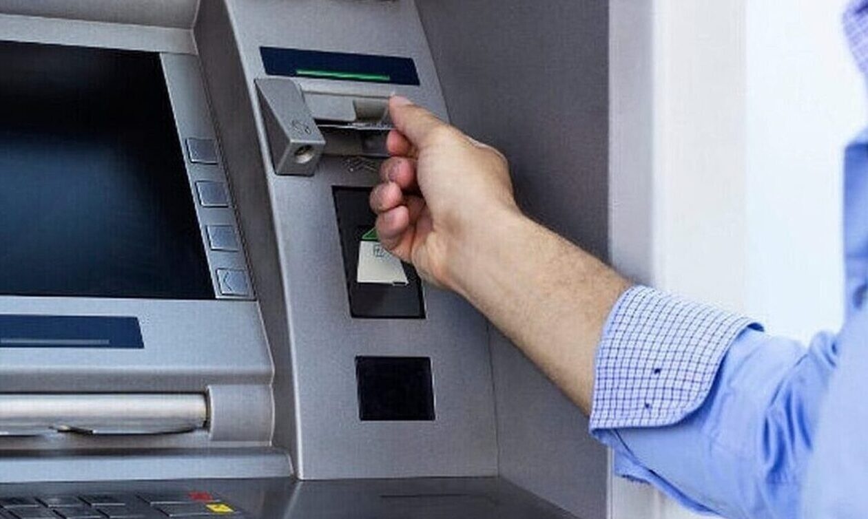 Τράπεζες: Τι περιμένουν από τις πάγιες μηνιαίες χρεώσεις στις καταθέσεις