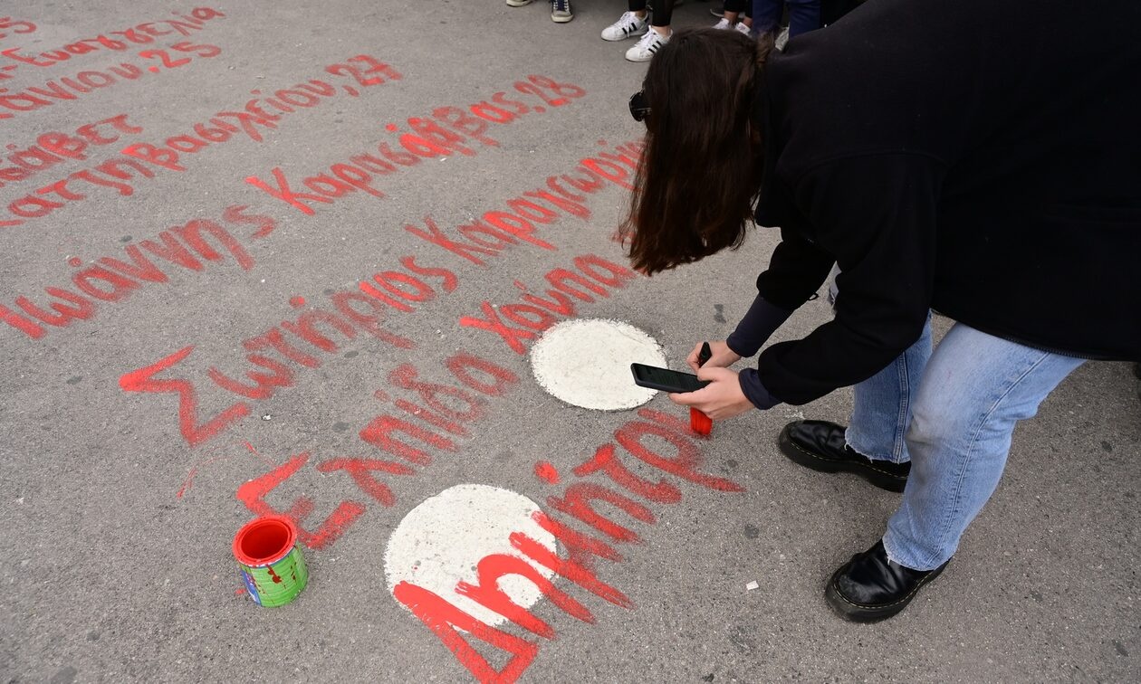 Τέμπη: Με κόκκινη μπογιά τα 57 ονόματα στην πλατεία Συντάγματος [pics]