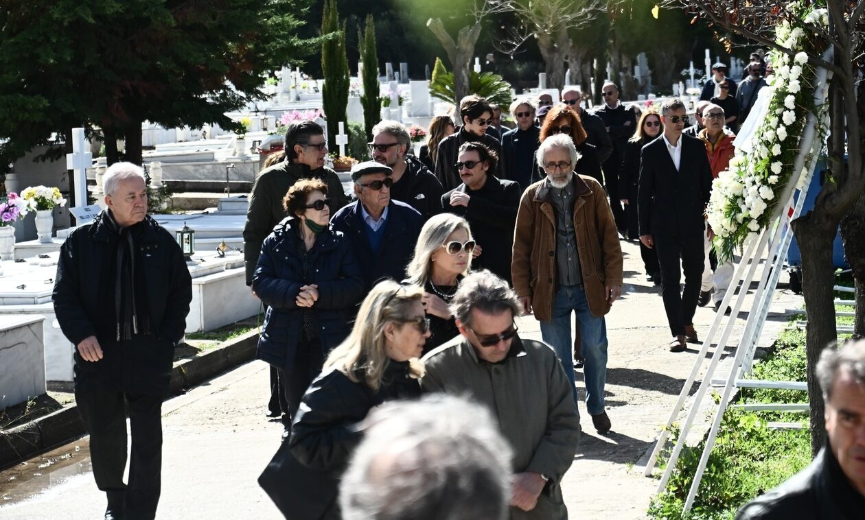 Συγκίνηση στο στερνό αντίο για τον Ηλία Λογοθέτη