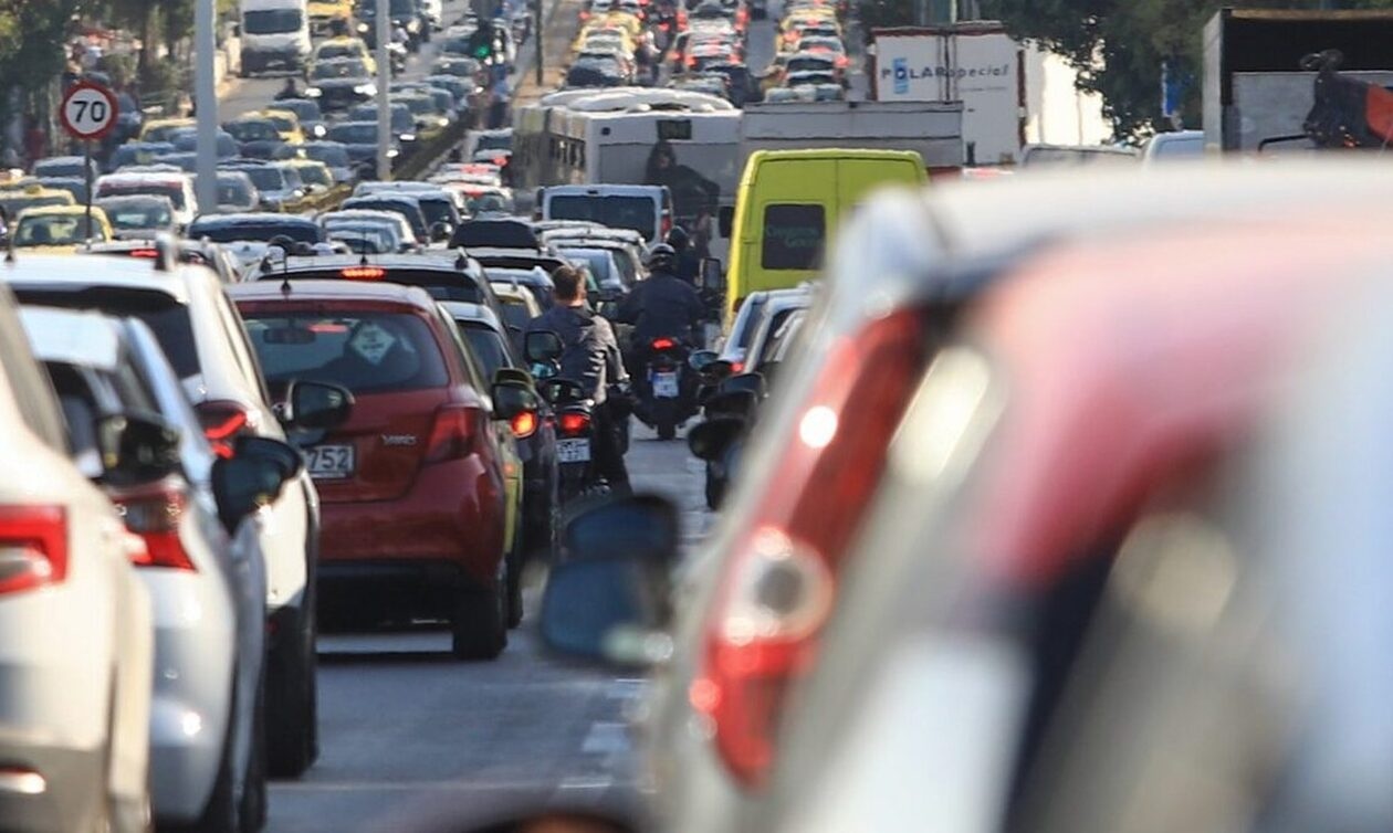Κίνηση τώρα: Κλειστές οι δύο λωρίδες στον Κηφισό - Εξετράπη φορτηγό και γέμισε χαλίκια ο δρόμος