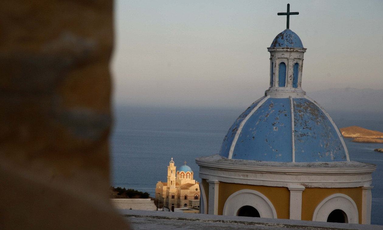 Η θορυβώδης Πρώτη Ανάσταση στην Ομόνοια, πετούν τα εμπορεύματα στην Πάτρα