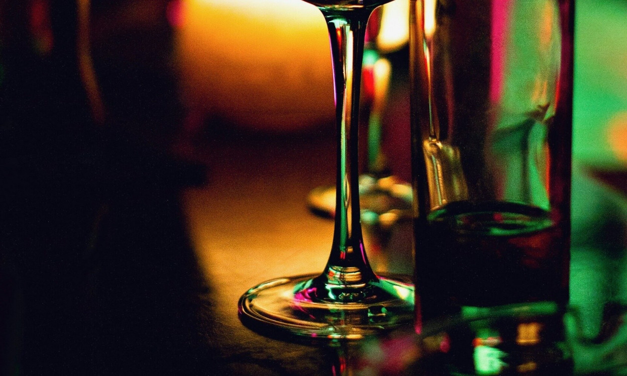 Ρέθυμνο: Στο νοσοκομείο 15χρονη λόγω κατανάλωσης αλκοόλ - Χειροπέδες σε υπεύθυνο καταστήματος