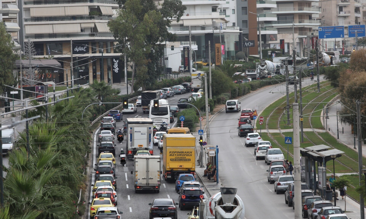 Κίνηση: Σύγκρουση οχημάτων στη λεωφόρο Ποσειδώνος - Χάος στο σημείο