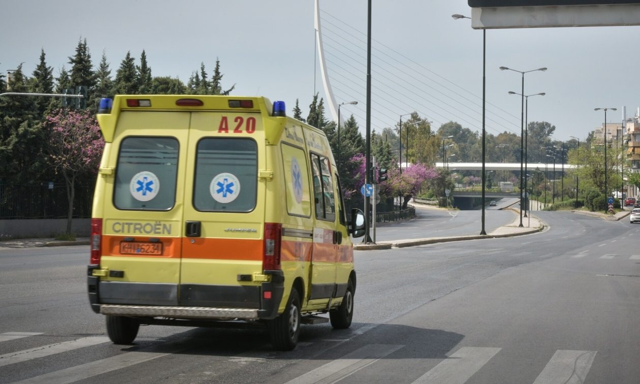 Τρομακτικό ατύχημα για γυναίκα στην Κόρινθο: «Καρφώθηκε» με το κεφάλι σε μεταλλική βέργα