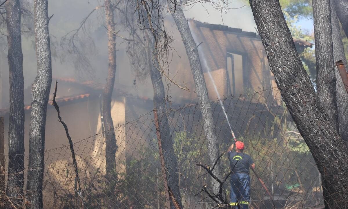 Φωτιά στην Σταμάτα: Άνδρας υπέστη ανακοπή