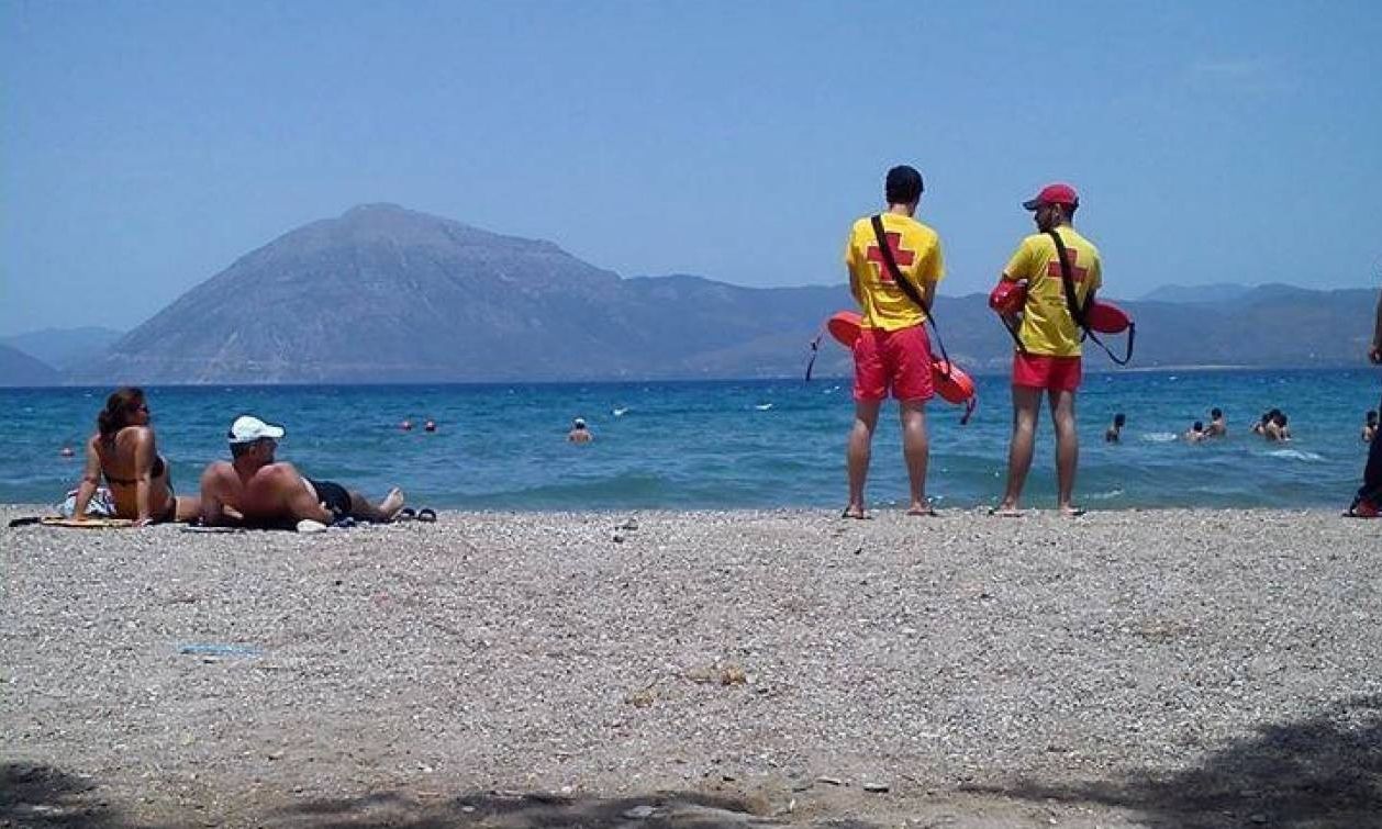 Βόλος: Ναυαγοσώστης έσωσε ηλικιωμένο από πνιγμό στο Μαλάκι – Η κρίσιμη επέμβασή του