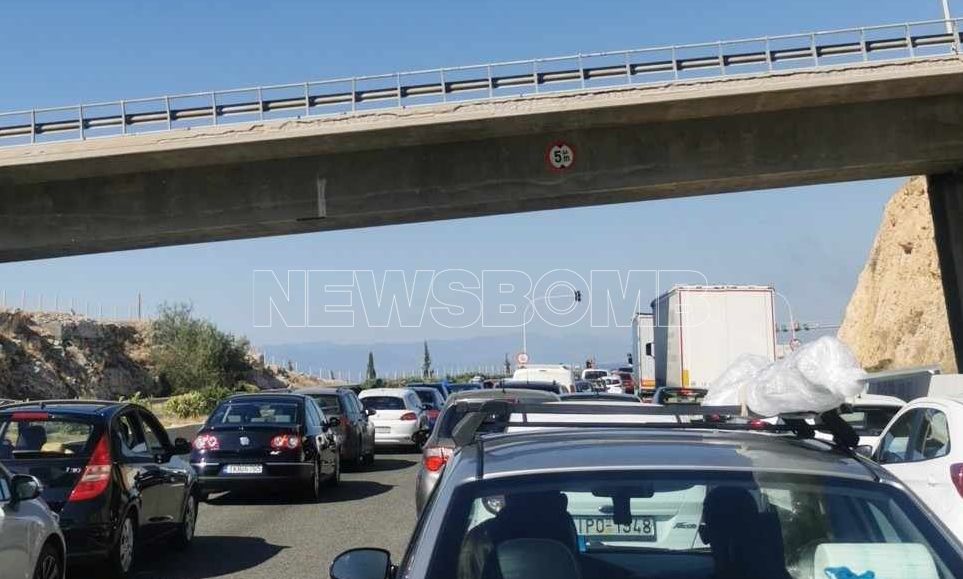 Στις φλόγες βυτιοφόρο στην Κινέτα - Κλειστή και στα δύο ρεύματα η Αθηνών-Κορίνθου