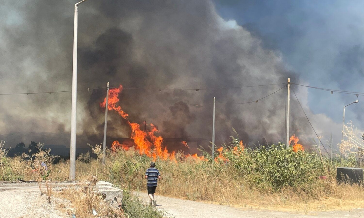 Φωτιά σε αποθήκη στη Λάρισα - Κινητοποιήθηκαν εναέρια μέσα
