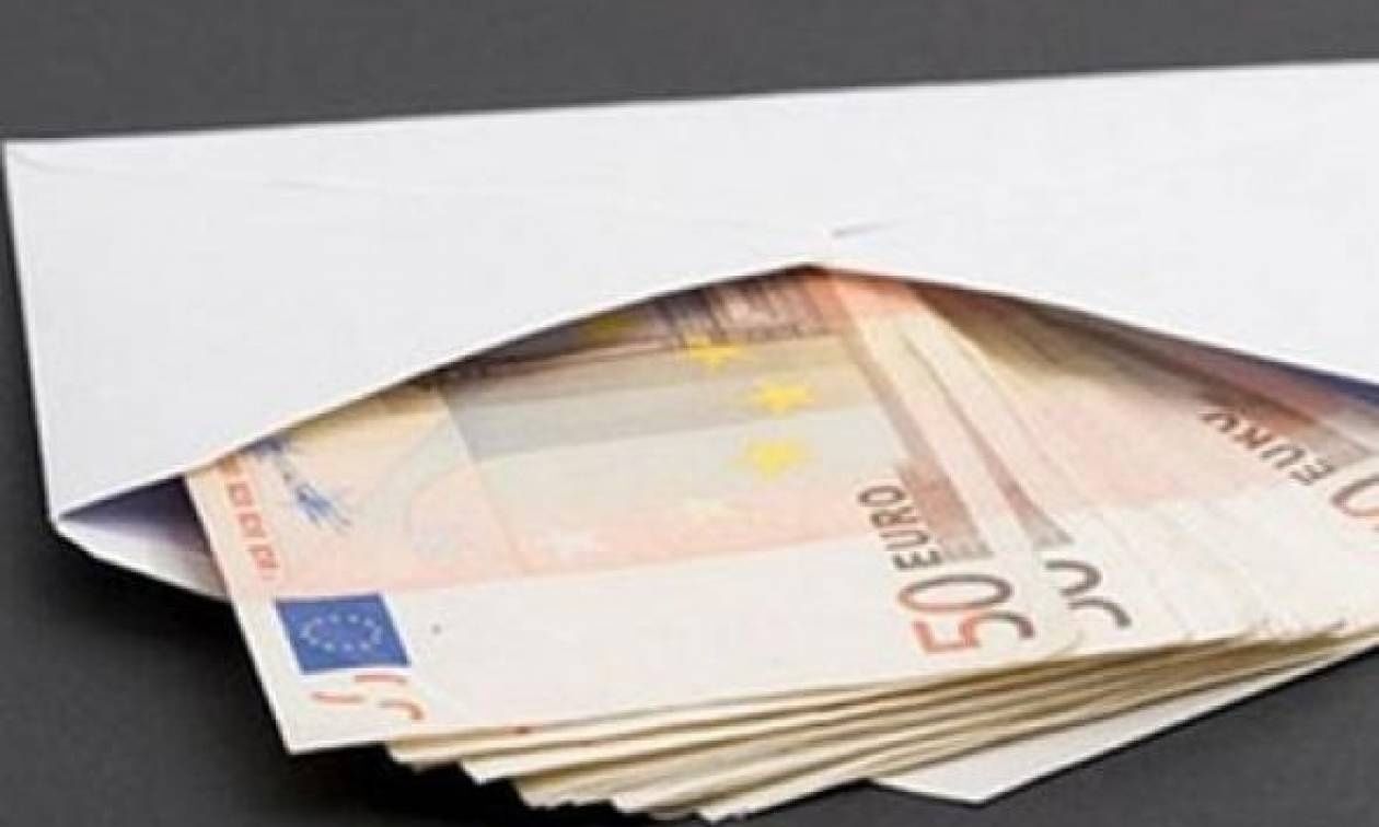 Κατερίνη: 56χρονος βρήκε φάκελο με 7.500 ευρώ και τα παρέδωσε στην αστυνομία
