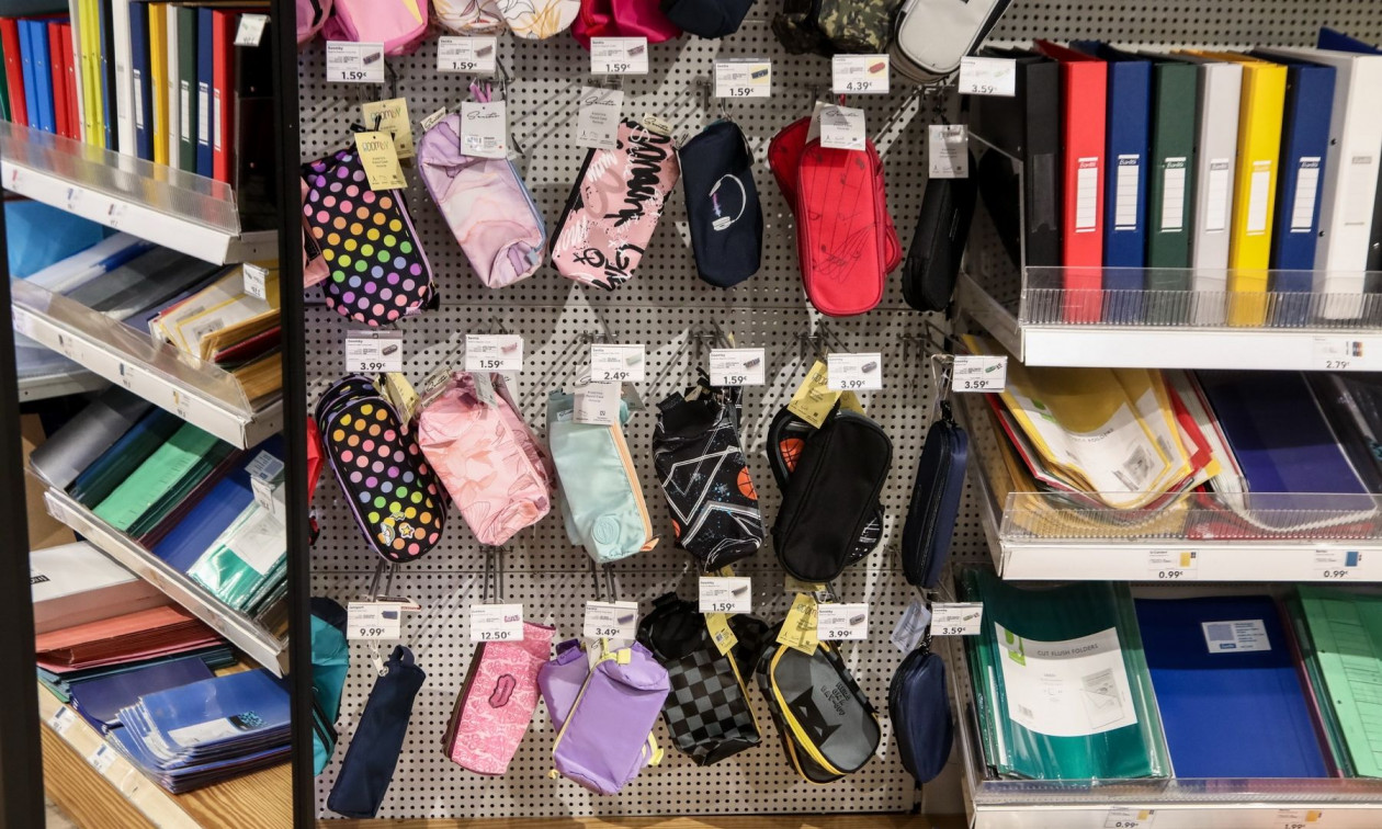 Σχολικά ειδή: Δυσάρεστα νέα για τους γονείς - Πόσο... βαθιά θα βάλουν το χέρι στην τσέπη φέτος