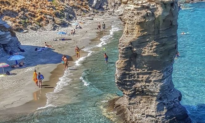Tο αγαπημένο νησί των Ελλήνων που είναι ιδανικό για τους Βρετανούς