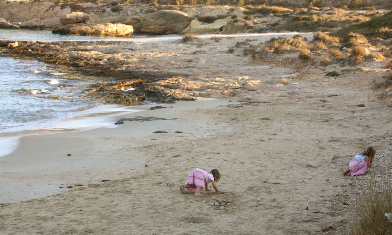 Μάθαμε γιατί η υπέροχη παραλία στα Κουφονήσια λέγεται «Ιταλίδα»: Η ρομαντική ιστορία μιας αγάπης