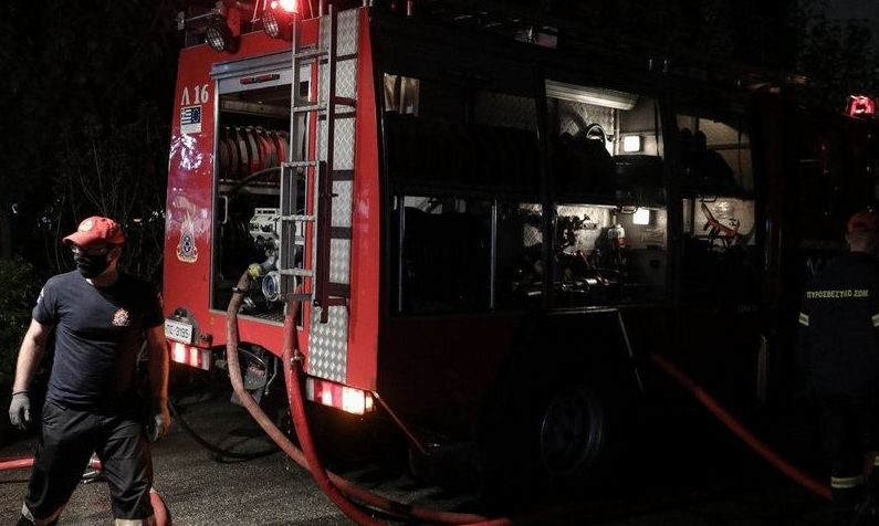 Φωτιά κοντά στον προαστιακό στη Φυλή - Επί τόπου η Πυροσβεστική