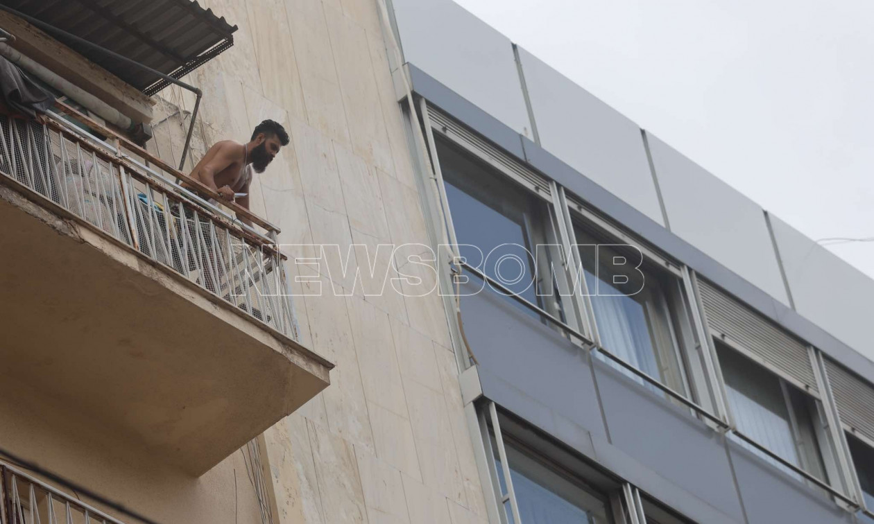 Αυτός είναι ο άνδρας που απειλεί να αυτοκτονήσει στην Αχαρνών με φιάλη προπανίου
