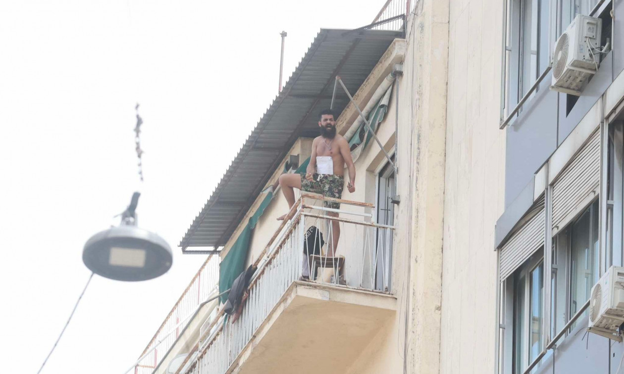 Τέλος στο θρίλερ στην Αχαρνών - Συνελήφθη ο Σύρος που απειλούσε να πέσει στο κενό