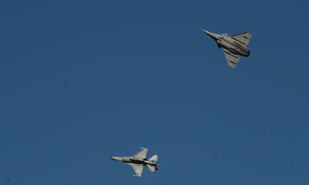 Athens Flying Week: Η αερομαχία Rafale vs F-16 έκλεψε την παράσταση στην πρώτη ημέρα