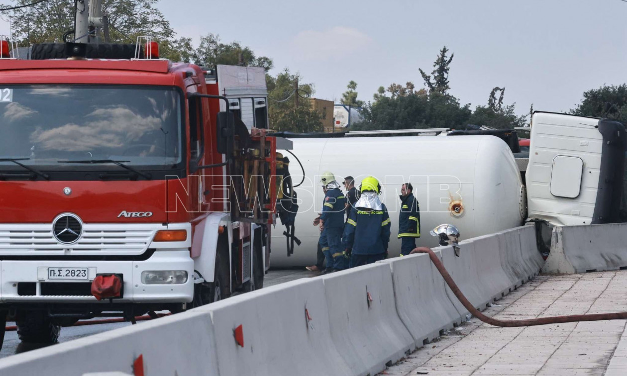 Τούμπαρε βυτιοφόρο στη Λεωφόρο Σχιστού - Συναγερμός για διαρροή καυσίμων, δείτε βίντεο