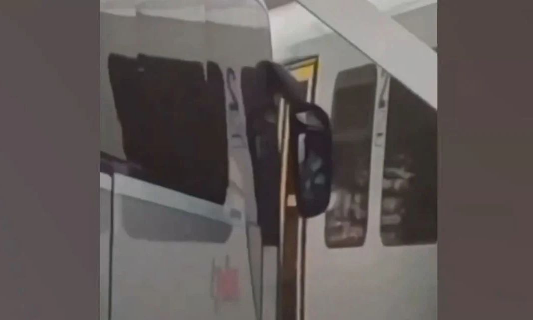 Παρ' ολίγον σύγκρουση τρένου με λεωφορείο στο κέντρο της Αθήνας - Eγκλωβίστηκε στη μπάρα