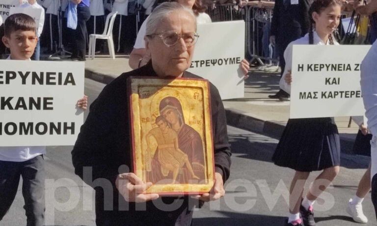 Χαρίτα Μάντολες: Συγκίνηση στην παρέλαση της γυναίκας – σύμβολο των αγνοουμένων στην Κύπρο