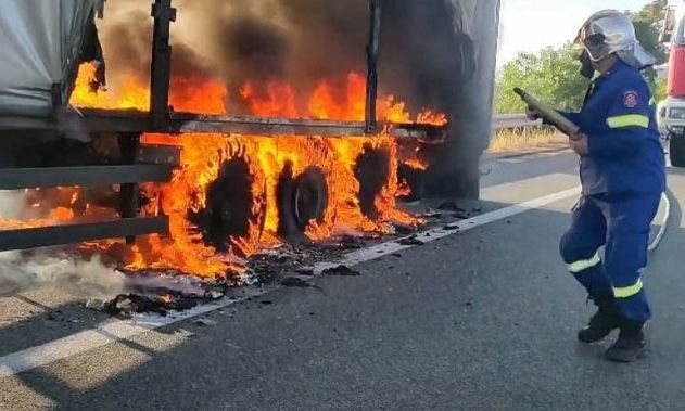 Φωτιά σε φορτηγό με επεξεργασμένο καπνό στην Ιονία Οδό – Συναγερμός στην Πυροσβεστική
