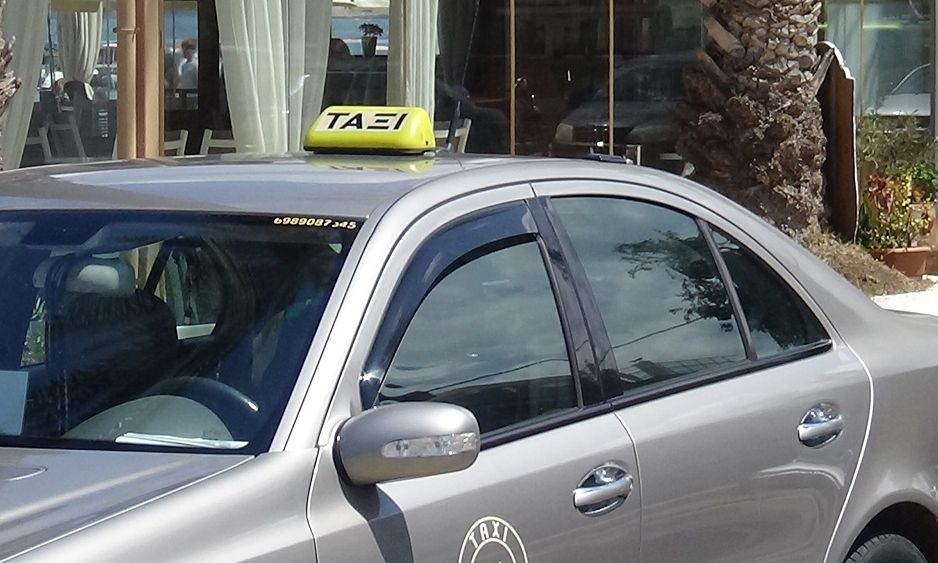 Κρήτη: Τρεις συλλήψεις οδηγών ταξί στο Λασίθι για υπερχρέωση κομίστρου