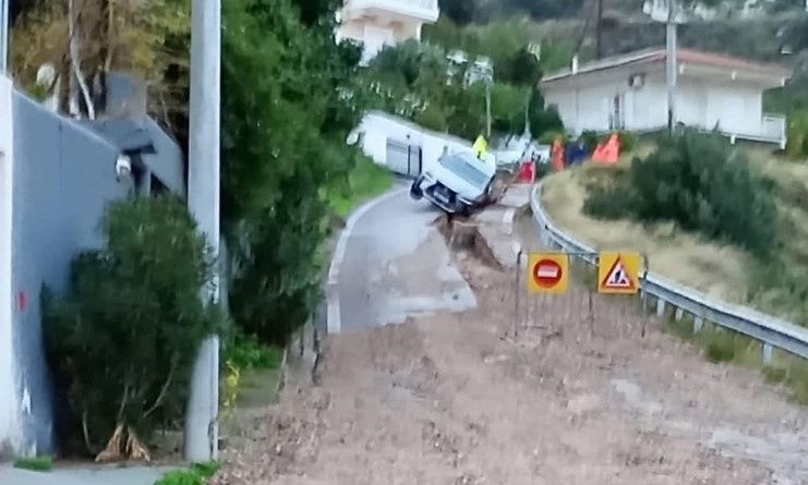 Νέος Βουτζάς: Ο δρόμος «κατάπιε» αυτοκίνητο