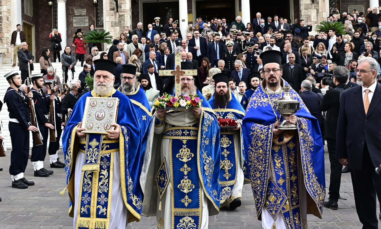 Θεοφάνεια: Από τα «Ρουγκάτσια» μέχρι τους «Μωμόγερους» - Τα πιο περίεργα έθιμα σε όλη την Ελλάδα