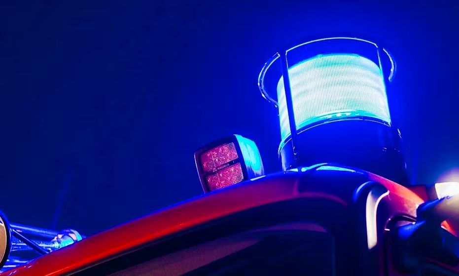 Πάτρα: Άνδρας απειλούσε να πέσει από μπαλκόνι μαζί με το 1,5 ετών παιδί του
