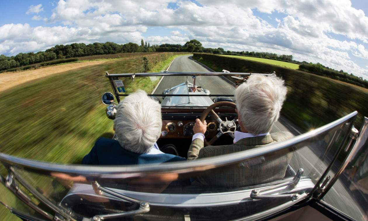Ναι ή όχι στην οδήγηση σε μεγάλη ηλικία; Πότε πρέπει ένας ηλικιωμένος να αφήσει το τιμόνι