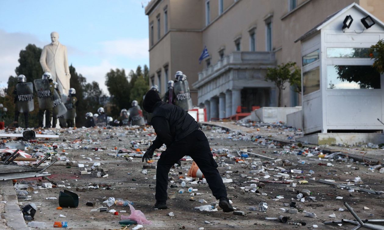 Συγκέντρωση Τέμπη: Νέος κύκλος επεισοδίων στο Σύνταγμα – Η «Αύρα» της ΕΛΑΣ διέλυσε τους διαδηλωτές