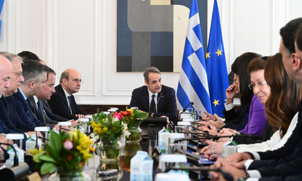 Οι μπλε φάκελοι, οι τρεις πρώτες επισκέψεις Μητσοτάκη σε υπουργεία και η νέα ειδική επιτροπή
