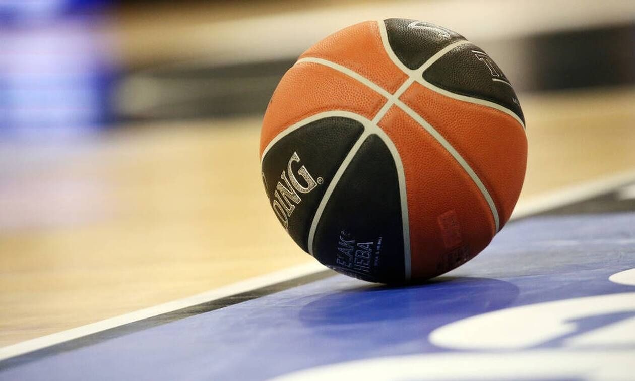 Χάος σε αγώνα κορασίδων - Οπαδός έπιασε από τον λαιμό προπονητή της ΑΕΚ