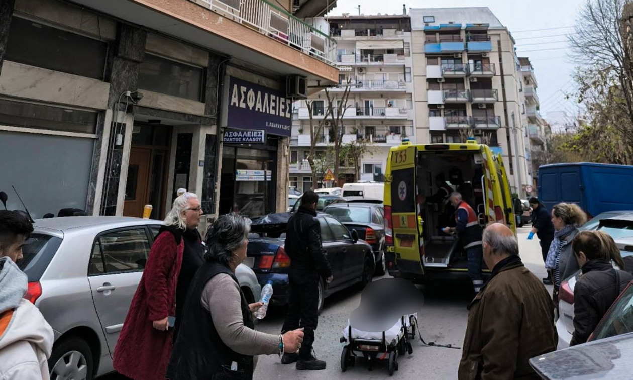Θεσσαλονίκη: Γυναίκα έπεσε από μπαλκόνι και κατέληξε σε αυτοκίνητο - Φέρει πολλαπλά τραύματα