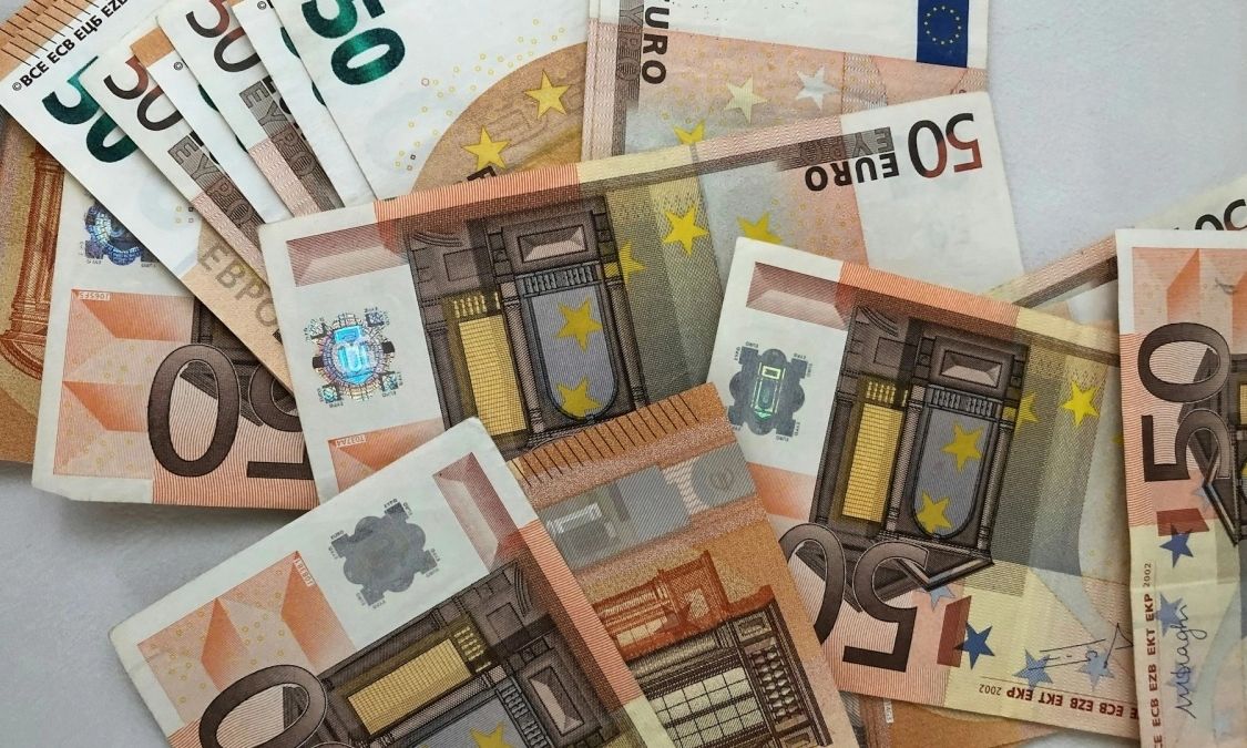 Αυξήσεις και αναδρομικά θα λάβουν τον Μάιο σχεδόν 76.000 ένστολοι - Αναλυτικοί πίνακες