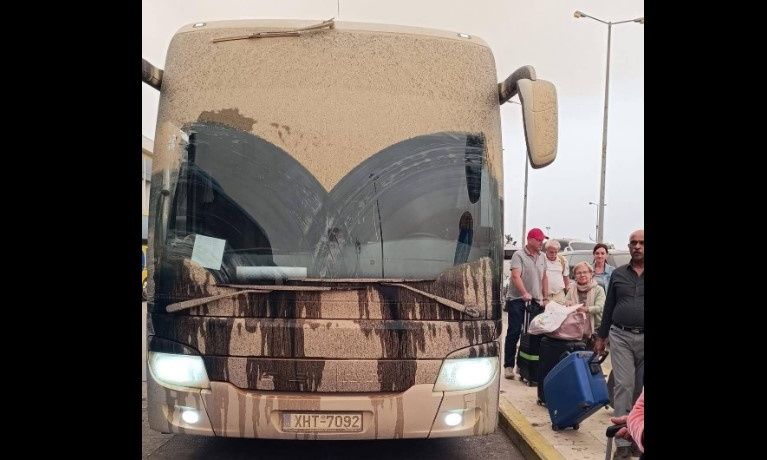 Πνιγμένο στην αφρικανική σκόνη λεωφορείο με τουρίστες στο Ηράκλειο - «Θυμίζει περισσότερο Σαχάρα»
