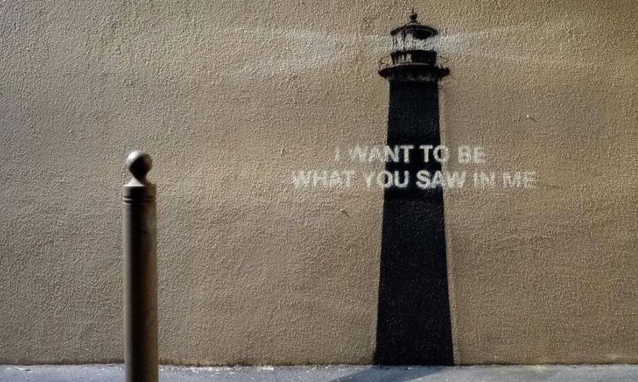 Το νέο μυστηριώδες έργο του Banksy: Ο φάρος με τη φράση «Θέλω να είμαι αυτό που είδες σε μένα»