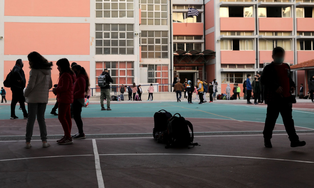 Σχολεία: Τι ώρα είναι ο αγιασμός - Αλλάζει η ώρα στο σχόλασμα των μαθητών
