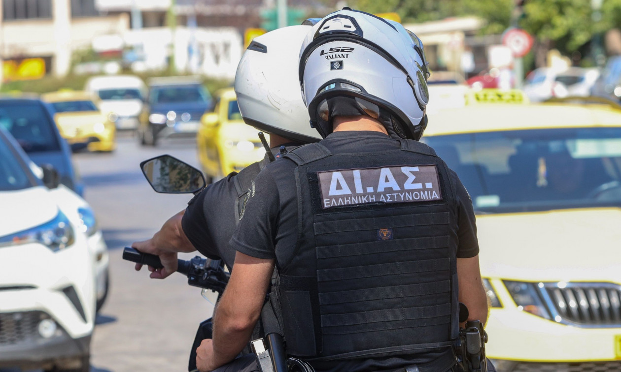 Άγιος Παντελεήμονας: Προσποιήθηκε τον αστυνομικό, ξυλοκόπησε πεζό και τον λήστεψε