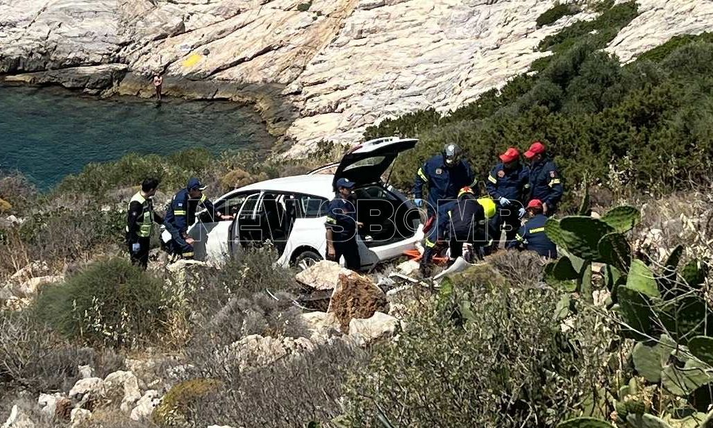 Λιμανάκια Βουλιαγμένης: Απεγκλώβισαν ζευγάρι ηλικιωμένων που κατέληξαν με το ΙΧ τους στον γκρεμό