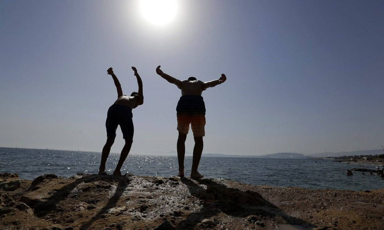 Καιρός: «Καλπάζει» στους 36 βαθμούς η θερμοκρασία – Με καύσωνα το τριήμερο του Αγίου Πνεύματος
