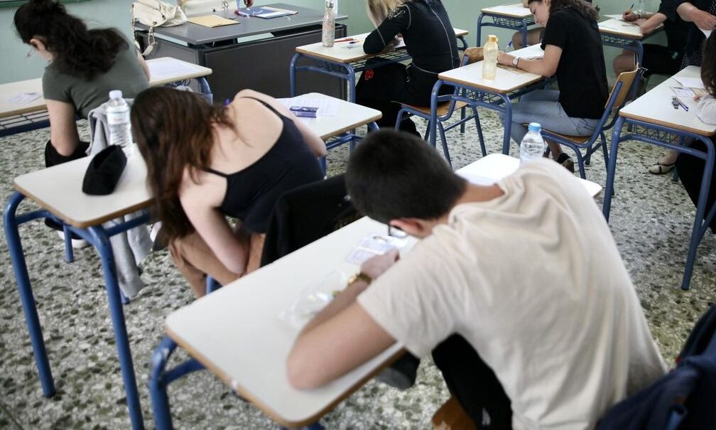 Πανελλήνιες 2025 - Εύβοια: Μαθητής έσκυψε και φάνηκαν τα σκονάκια του