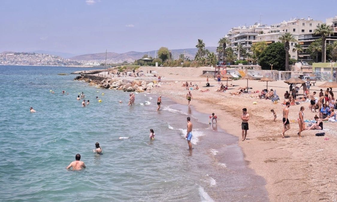 Οι ακατάλληλες παραλίες της Αττικής για το 2025: Η λίστα με τις ακτές