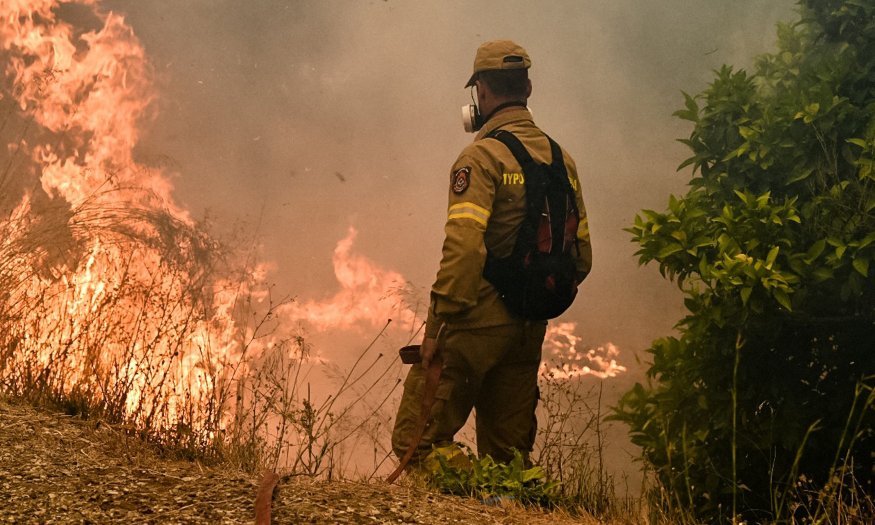 Βελτιωμένη η εικόνα της φωτιάς στη Μονή Πεντέλης