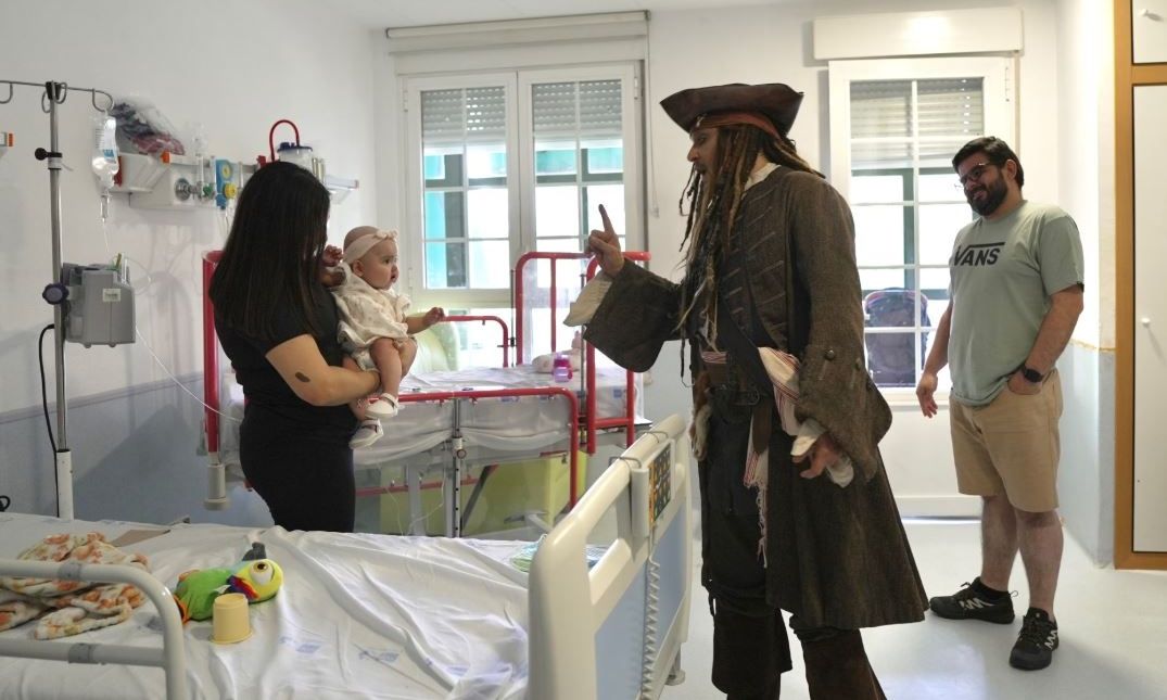 Τζόνι Ντεπ: Ντύθηκε ξανά πειρατής και επισκέφθηκε παιδιά σε νοσοκομείο