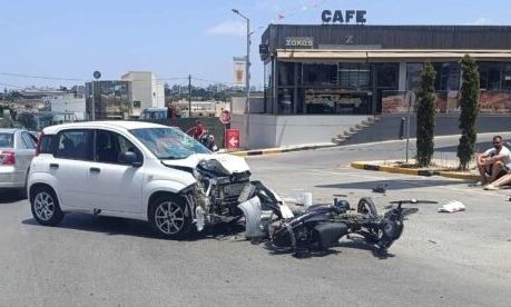 Ηράκλειο: Σφοδρή σύγκρουση μοτοσυκλέτας με ΙΧ - Στο νοσοκομείο ο διανομέας που ενεπλάκη στο τροχαίο