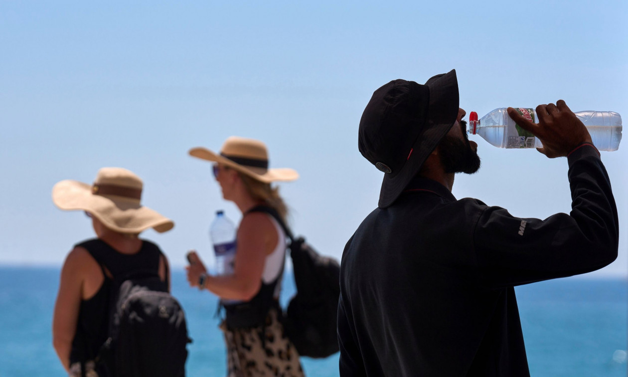 Πόσο νερό πρέπει να πίνετε όταν έχει ζέστη - Αρκούν ή όχι τα 2 λίτρα